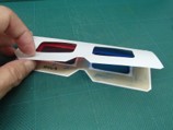 紙で作ったメガネの型に赤と青のセロファンを貼った3Dメガネの写真