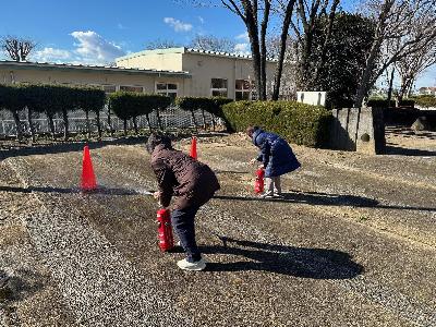 赤堀歴史民俗資料館職員が水消火器を用いた消火訓練を行っている様子