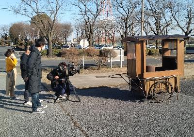 神社コロッケの屋台について群馬テレビが収録している様子です。