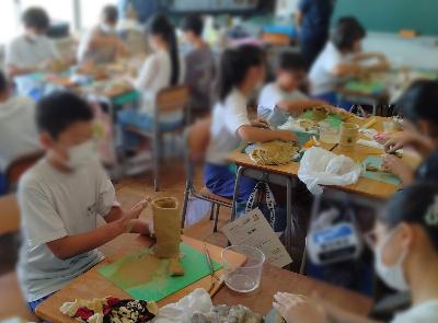 赤堀小学校6年生が埴輪作りを体験している写真です。