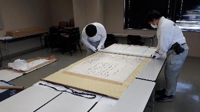 市指定重要文化財「境街糸市繁昌之図」を県立近代美術館に貸し出す様子の写真です