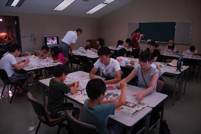 まが玉作りは大人気で、真剣な表情で小学生たちは取り組んでいました。