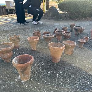 焼きあがった縄文土器を並べている様子です