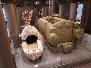 1階常設展示室にお富士山古墳長持形石棺レプリカを展示しました。