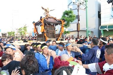 夏祭りのいせさきまつりで神輿を担ぐ写真