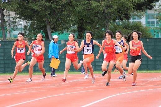 スポーツ大会の陸上競技で子どもたちがトラックを走っている写真