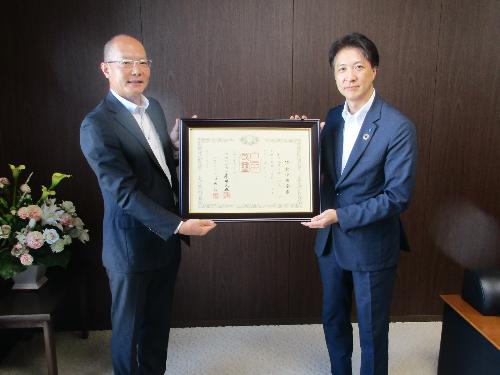 紺綬褒章が授与の伝達式の様子