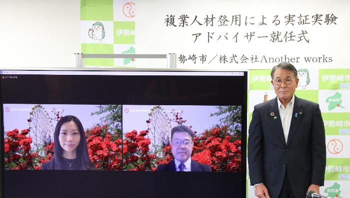 アドバイザーに就任した浅川さん・林さんと臂市長の写真
