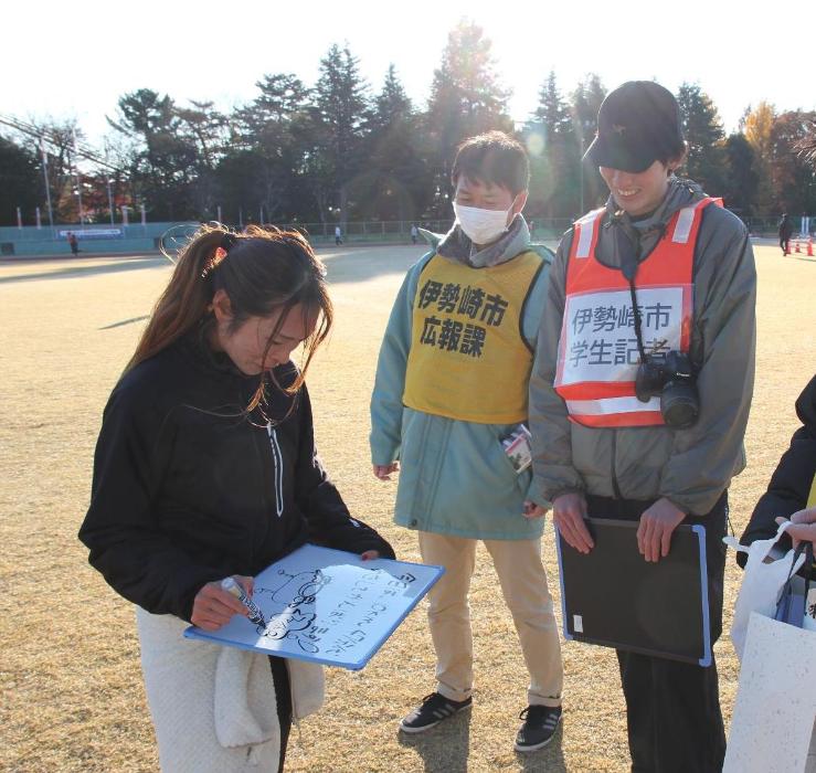 上武大学の学生が取材をしている様子の写真