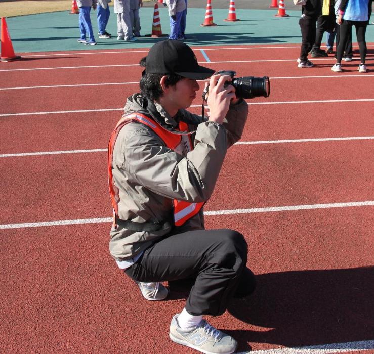 カメラを構える上武大学の学生の写真