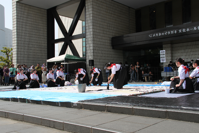 昨年の書道パフォーマンスの様子