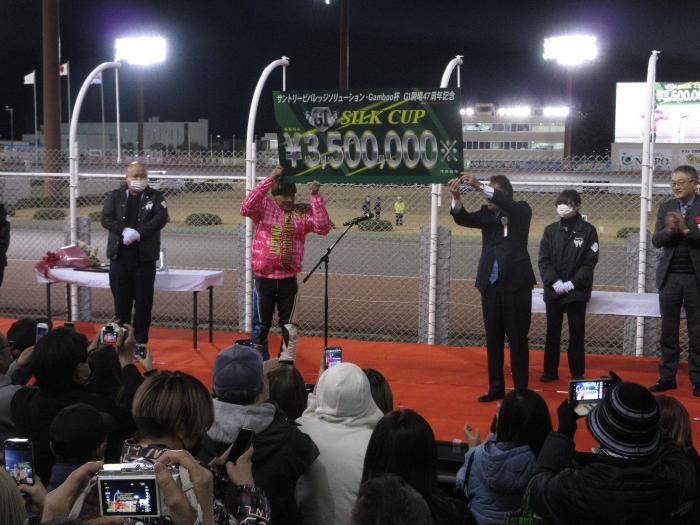GI開場47周年記念シルクカップで優勝した青山選手に賞金ボードを手渡す市長