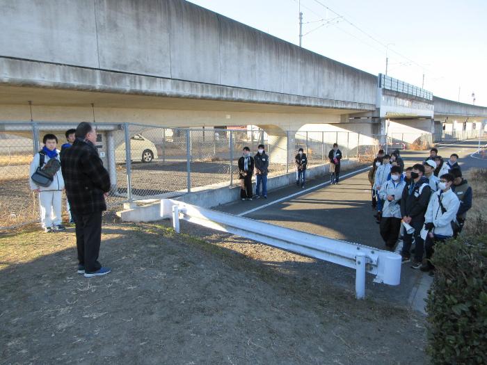 協働まちづくり事業粕川ゴミ拾いプロジェクトで挨拶する市長