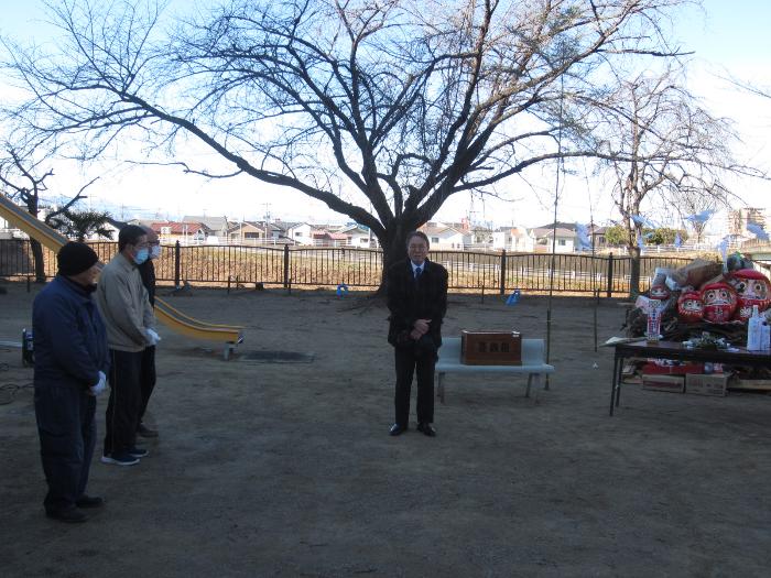 三光町区どんど焼きで挨拶する市長