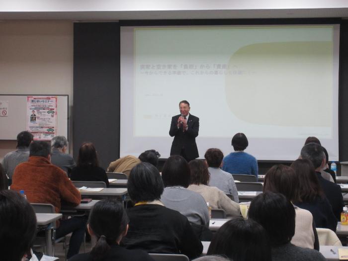 令和7年度伊勢崎市空き家セミナーで挨拶する市長