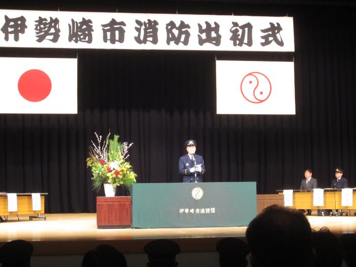 令和8年消防出初式で挨拶する市長