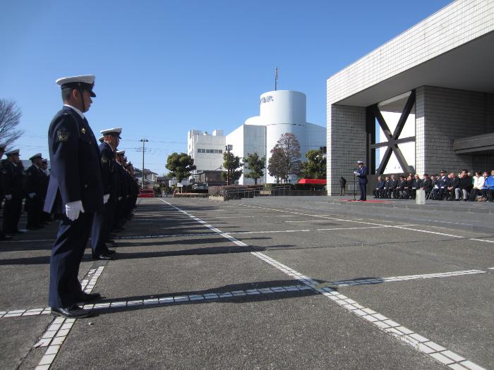 伊勢崎市交通指導員初点検で挨拶する市長