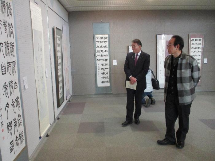 伊勢崎市文化協会第3期事業の書道部門書道展を視察する市長