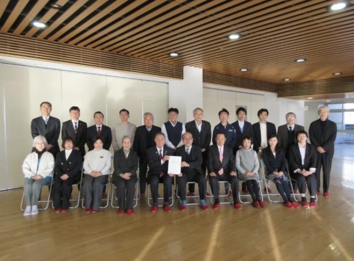 みんなでつくる中心市街地にぎわい創出拠点検討委員会から提言書を手交される市長