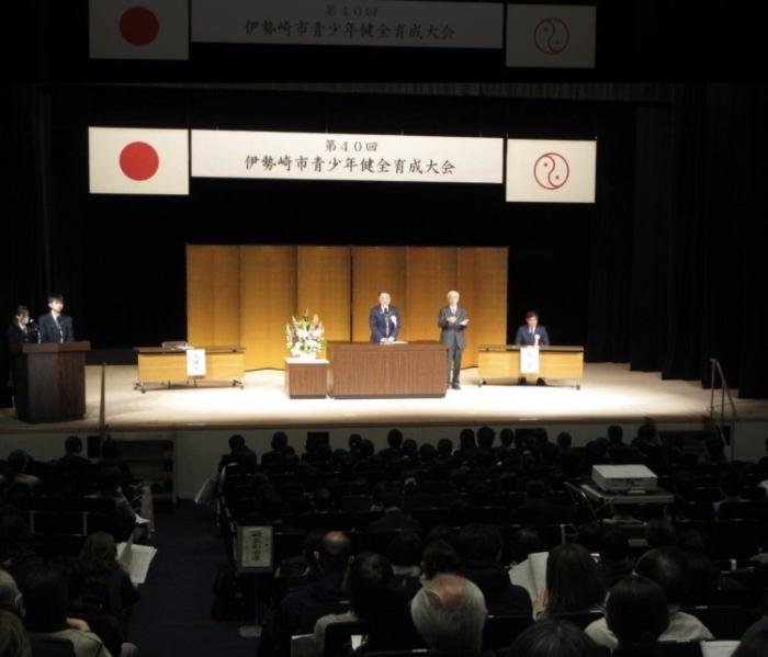 伊勢崎市青少年健全育成大会で挨拶する市長