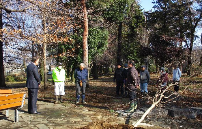 赤堀いこいの森公園桜を守る会に挨拶する市長