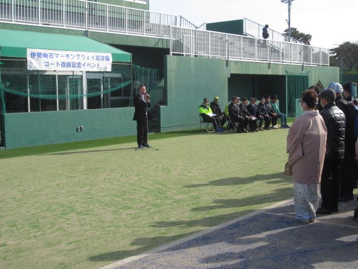 伊勢崎市マーキングウェイ庭球場コート改修記念イベントで挨拶する市長