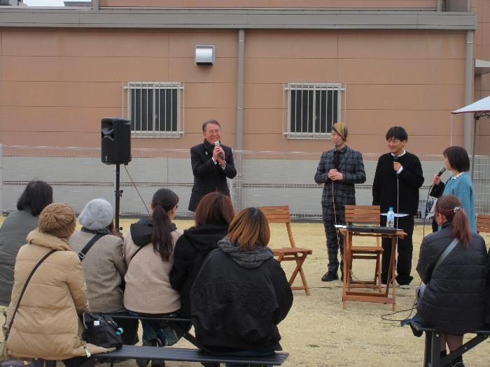 いせさきまちなか未来学校で挨拶する市長