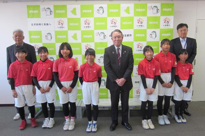 あかぼりJSTの皆さんと写真を撮る市長