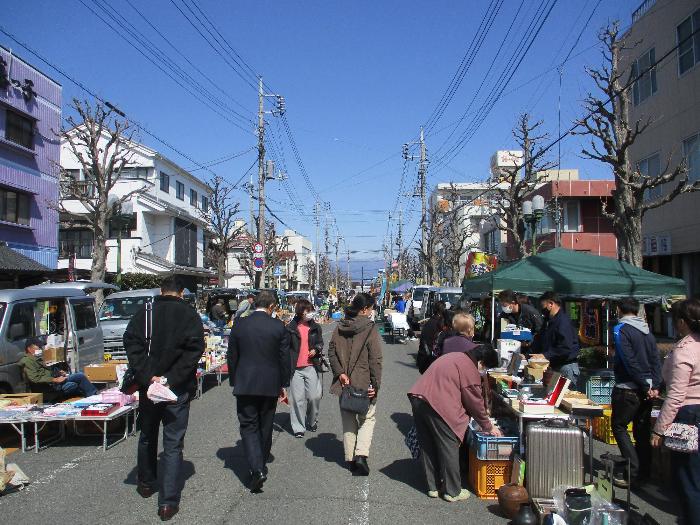 いせさき軽トラ朝市の様子