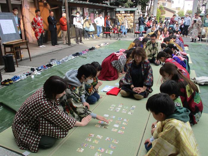 伊勢崎神社えんにちを視察する市長