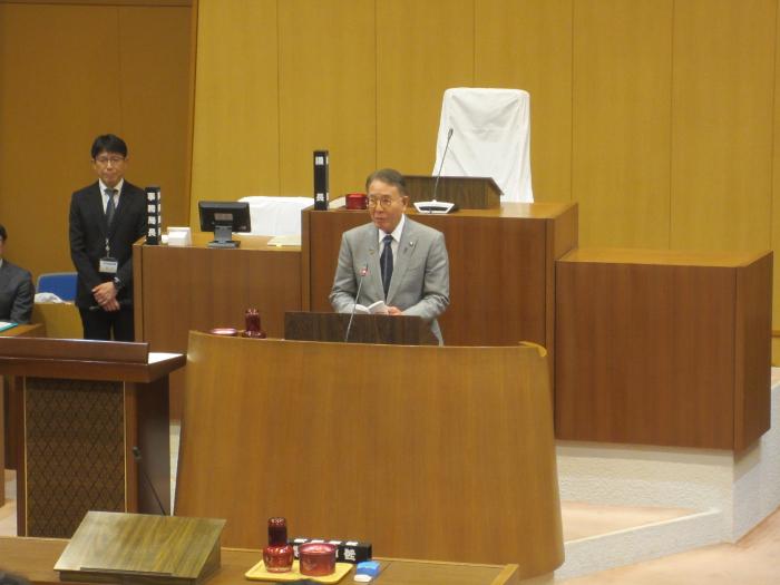 市議会議員の任期満了に伴う感謝状贈呈式で挨拶する市長