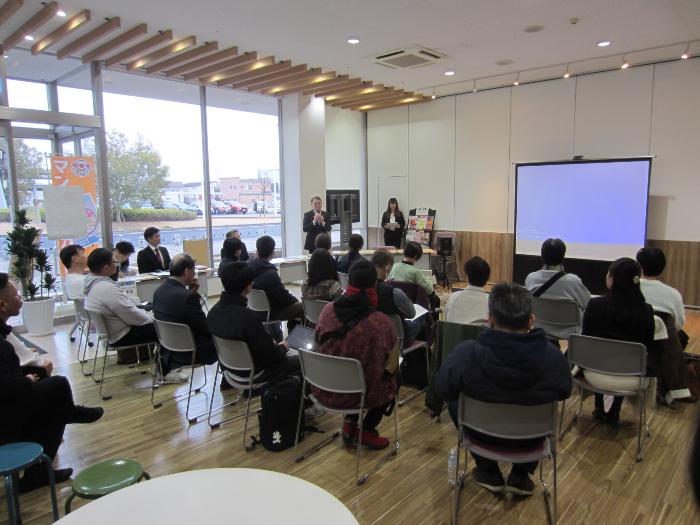 地域おこし協力隊員発表会まちなかネクストピッチで挨拶する市長