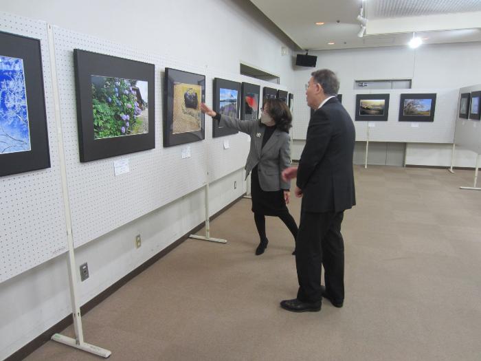 伊勢崎市文化協会第4期事業の写真部門写真展を視察する市長