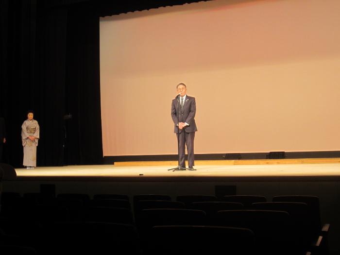 伊勢崎市文化協会第4期事業写真部門写真展で挨拶する市長