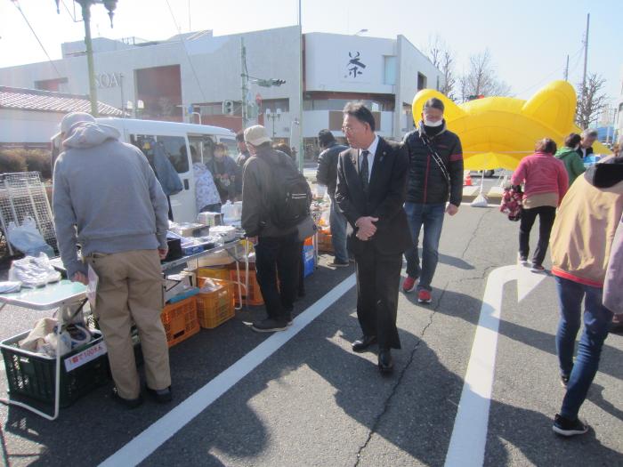 いせさき軽トラ朝市を視察する市長