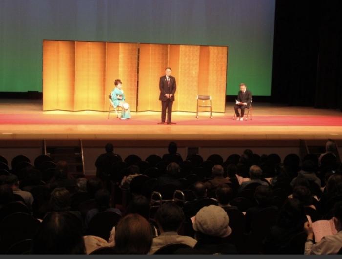 邦楽舞踊部門邦楽舞踊のつどいで挨拶する市長