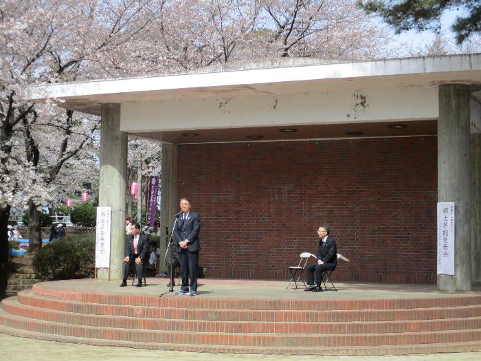 華蔵寺公園花まつり郷土芸能発表会で挨拶する市長