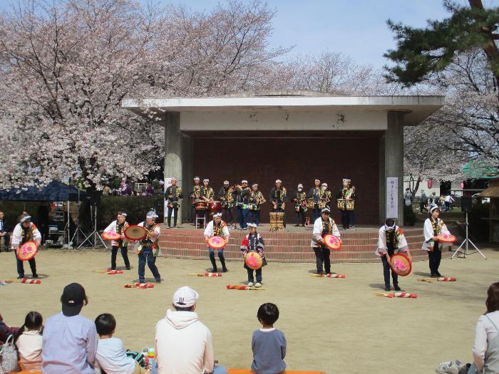 華蔵寺公園花まつり郷土芸能発表会の様子