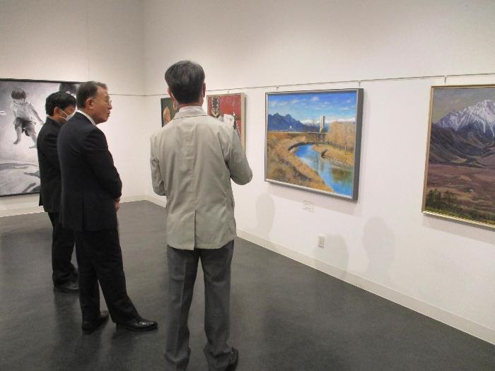 伊勢崎美術会展を視察する市長