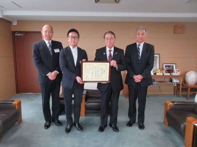 企業版ふるさと寄附感謝状贈呈式での集合写真
