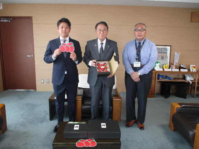かがやきいちご園の齋藤様と写真に写る市長