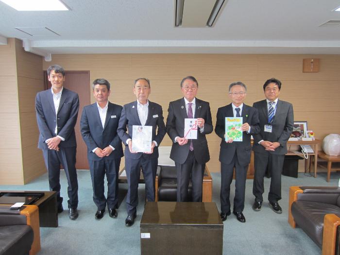 寄附贈呈式での集合写真