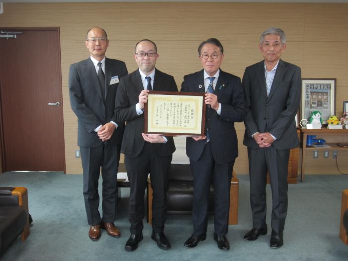 企業版ふるさと寄附金感謝状贈呈での集合写真