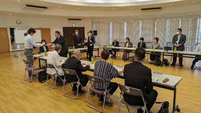 青少年指導センター運営協議会委員委嘱状交付式で委嘱状を交付する市長