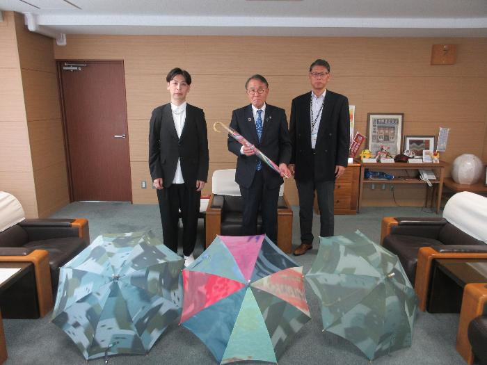 いせさき明治館及び赤石楽舎の展示で使用した傘の寄附を受ける市長