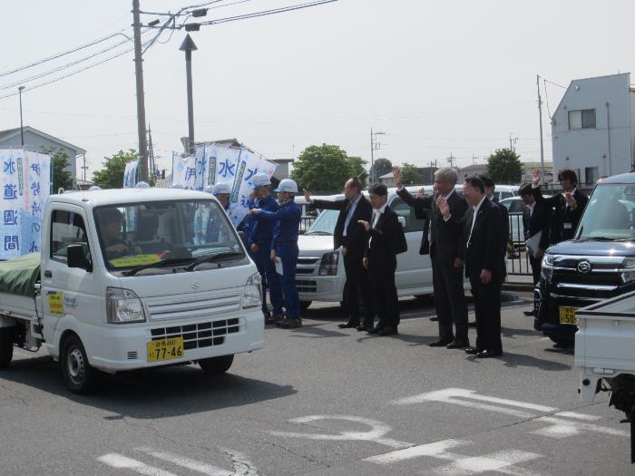 公園水栓等の点検に出発する伊勢崎管工設備協同組合の皆様を見送る市長