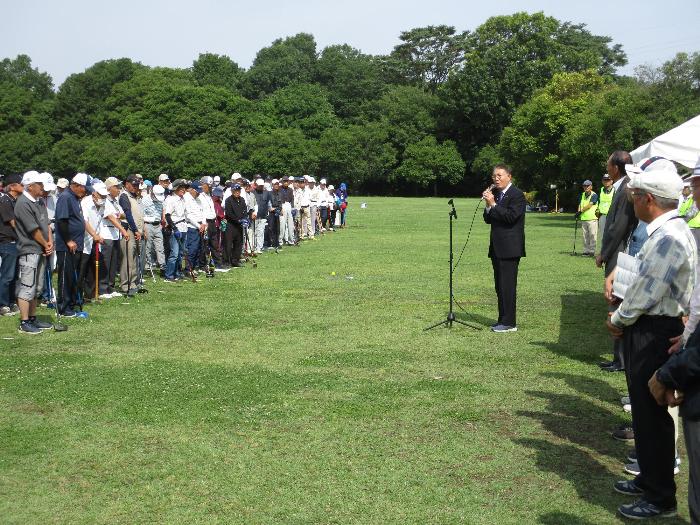 伊勢崎市老人クラブ連合会第20回グラウンドゴルフ大会で挨拶する市長