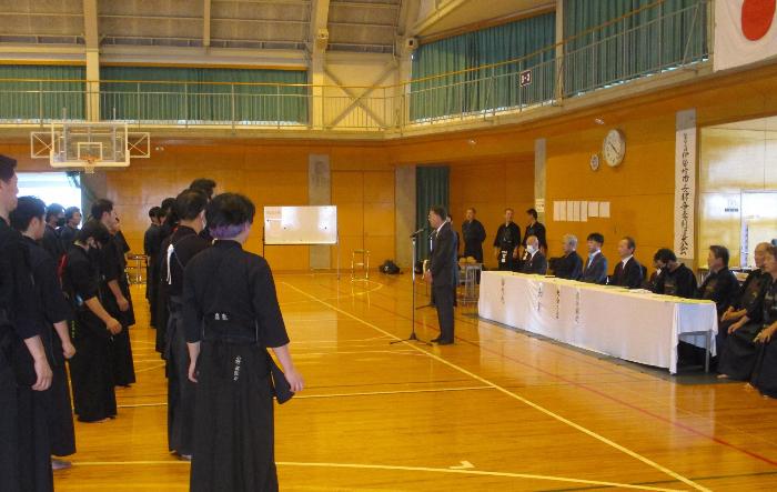 第49回伊勢崎市長杯争奪剣道大会(社会人剣道大会)で挨拶する市長