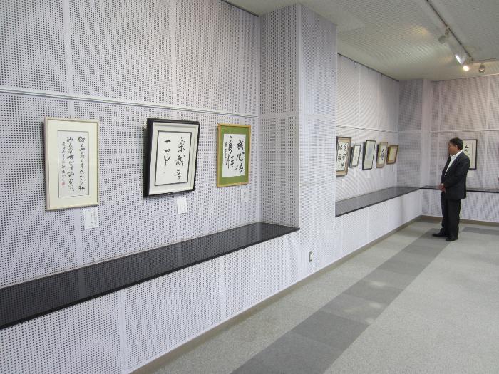 書道部門書道展を視察する市長