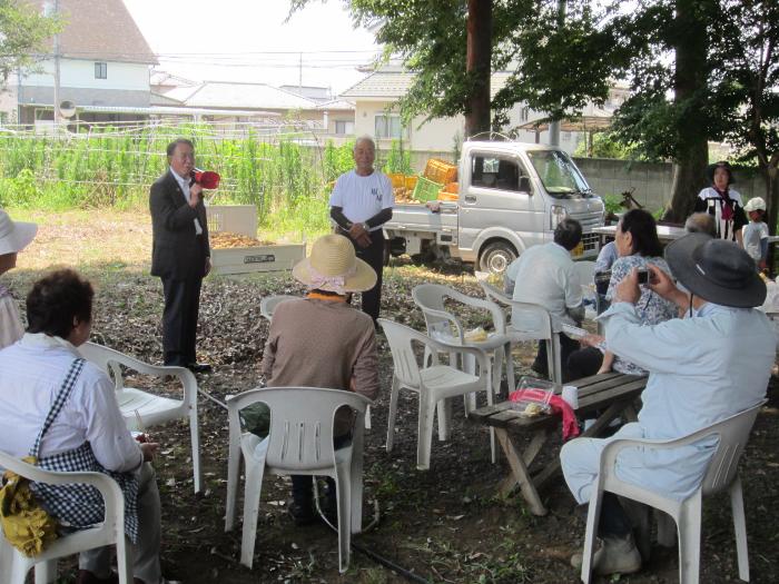 田下水と緑の会のジャガイモ堀り・収穫交流会で挨拶する市長